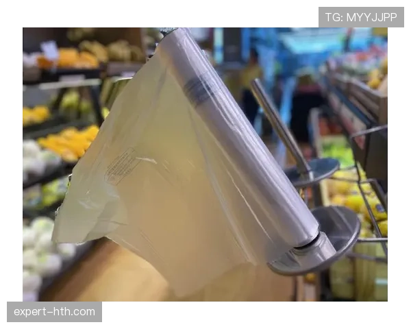 程语轩从私人通道拎着超市塑料袋走出来，我笑了整条街